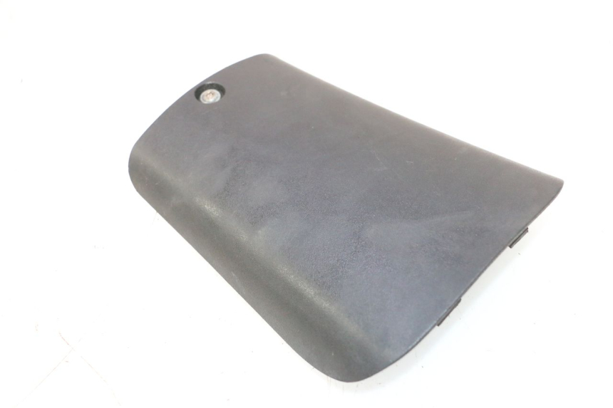 photo de TAMPA DA BATERIA PEUGEOT TREKKER 50 (1995 - 2004) - Zoom do estado de desgaste