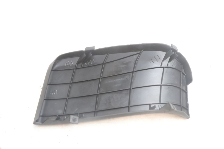 photo de TAMPA DA BATERIA YAMAHA XMAX X-MAX 125 (2006 - 2009) - Zoom do estado de desgaste