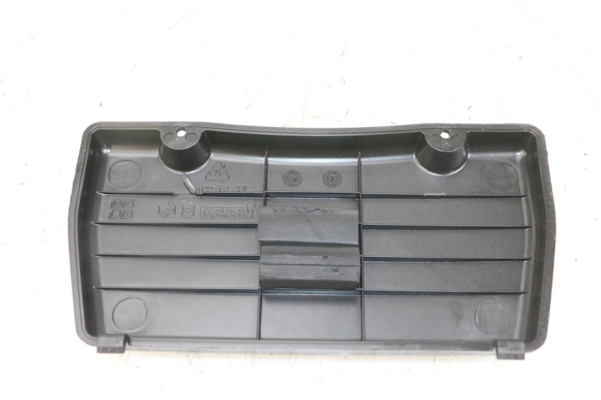 photo de TAMPA DA BATERIA PIAGGIO XEVO - X EVO 125 (2007 - 2017) - Detalhe da peça