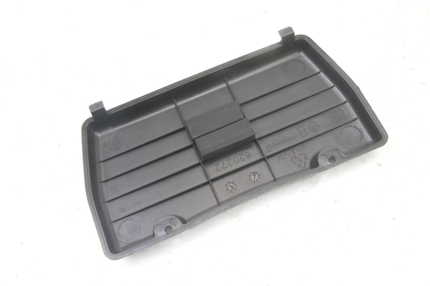 photo de TAMPA DA BATERIA PIAGGIO XEVO - X EVO 125 (2007 - 2017) - Zoom do estado de desgaste
