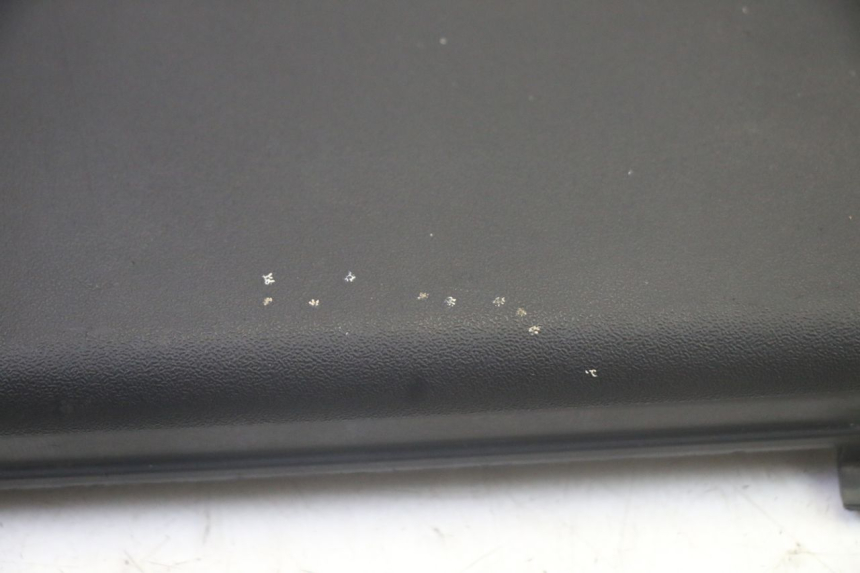 photo de TAMPA DA BATERIA PIAGGIO XEVO - X EVO 125 (2007 - 2017) - Zoom do estado de desgaste