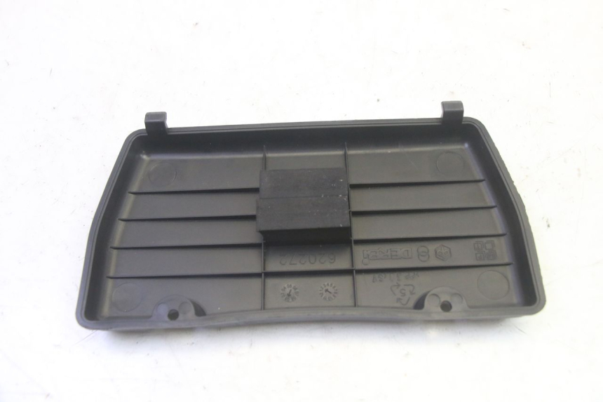 photo de TAMPA DA BATERIA PIAGGIO XEVO - X EVO 125 (2007 - 2017) - Outro ângulo de visão