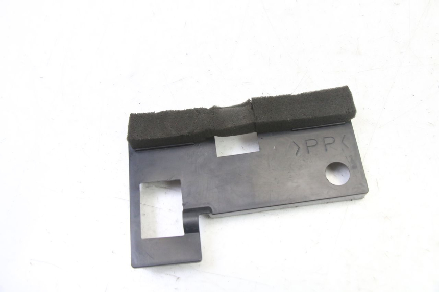 photo de TAMPA DA BATERIA YAMAHA XJ6 ABS 600 (2008 - 2016) - Zoom do estado de desgaste