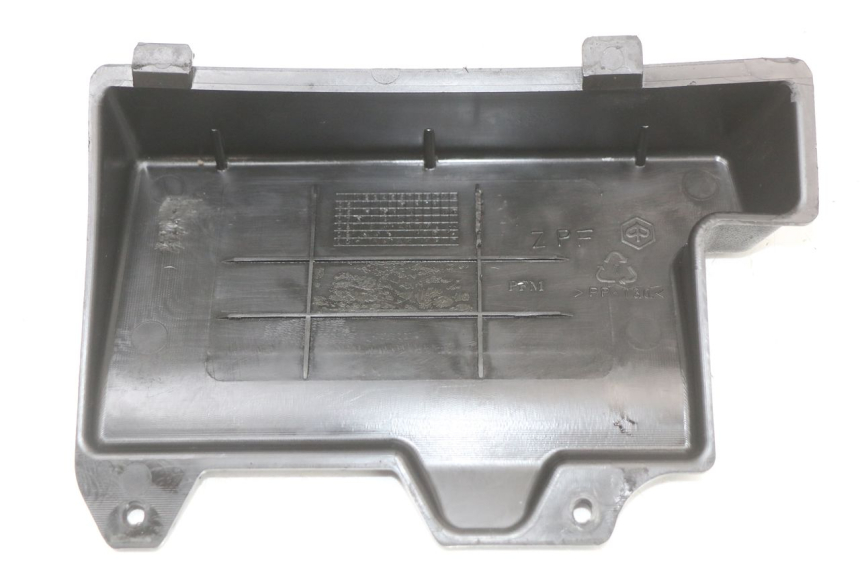 photo de TAMPA DA BATERIA PIAGGIO ZIP 2T 50 (2009 - 2019) - Zoom do estado de desgaste