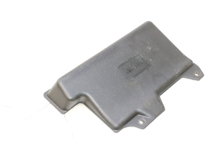 photo de TAMPA DA BATERIA PIAGGIO ZIP 2T 50 (2009 - 2019) - Zoom do estado de desgaste
