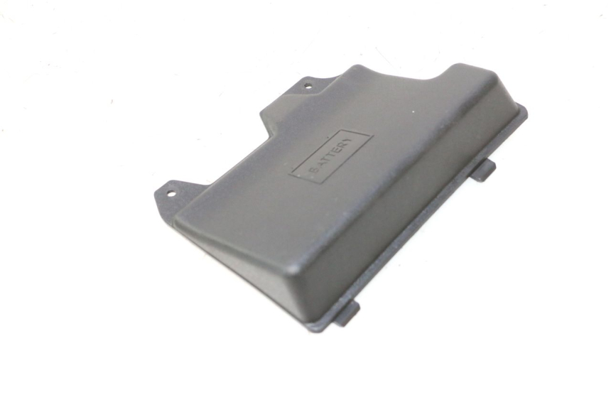 photo de TAMPA DA BATERIA PIAGGIO ZIP 2T 50 (2009 - 2019) - Zoom do estado de desgaste