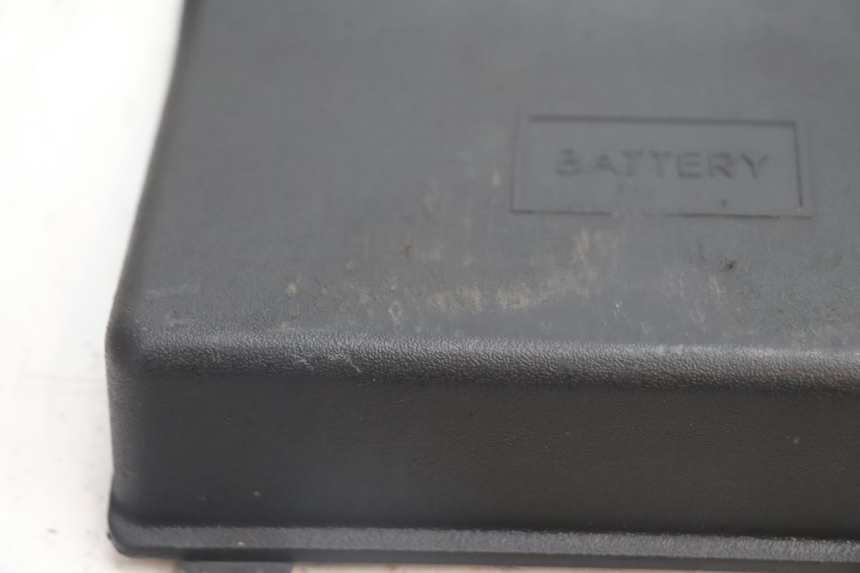 photo de TAMPA DA BATERIA PIAGGIO ZIP 4T 50 (2018 - 2020) - Zoom do estado de desgaste