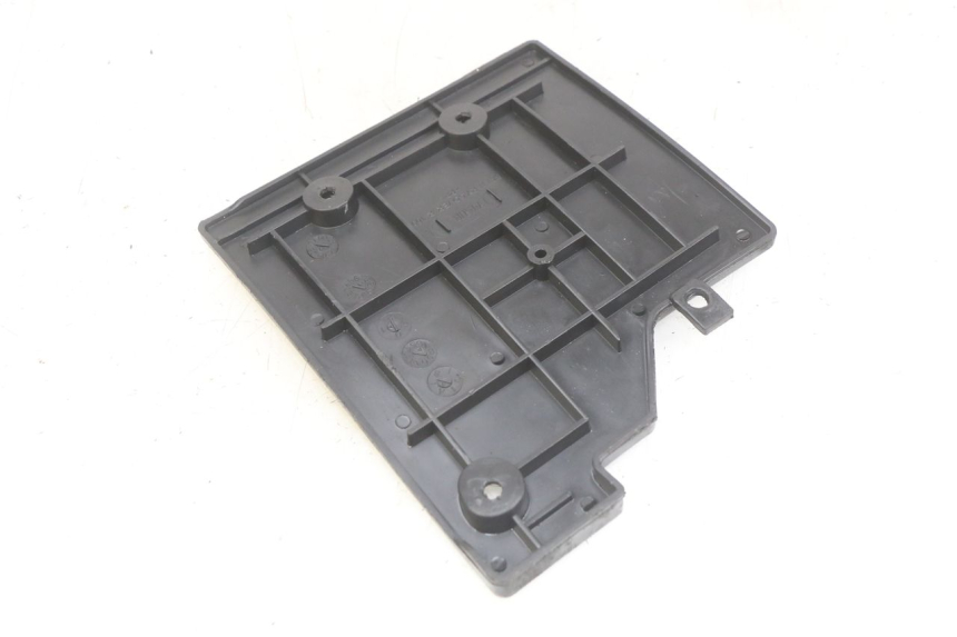 photo de TAMPA DA BATERIA UNIVERSAL BIKE ZN50QT-11B 50 (2018 - 2021) - Detalhe da peça