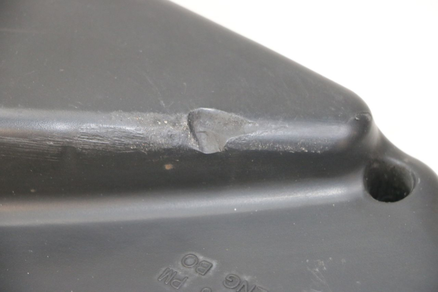 photo de TAMPA DA CAIXA DE AR PEUGEOT SATELIS 125 (2013 - 2018) - Outro ângulo de visão