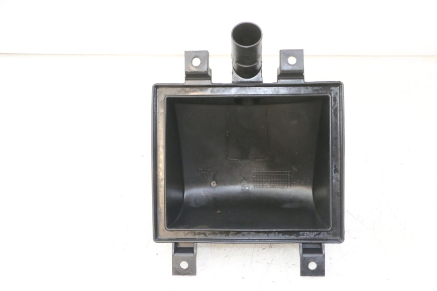 photo de TAMPA DA CAIXA DE AR PEUGEOT SATELIS COMPRESSOR K15 125 (2006 - 2009) - Detalhe da peça