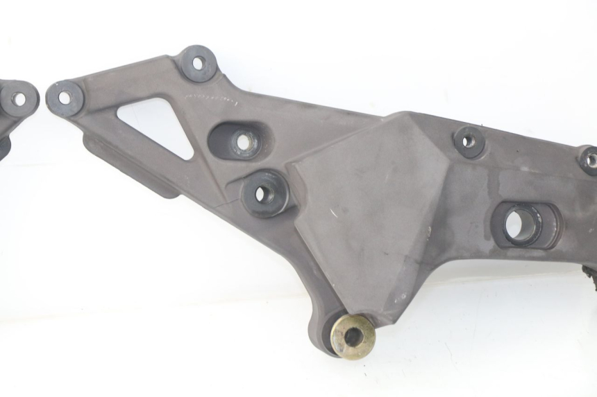 photo de TAMPA LATERAL DO CHASSI MV AGUSTA BRUTALE R WALLY 910 (2008 - 2008) - Pontos de fixação