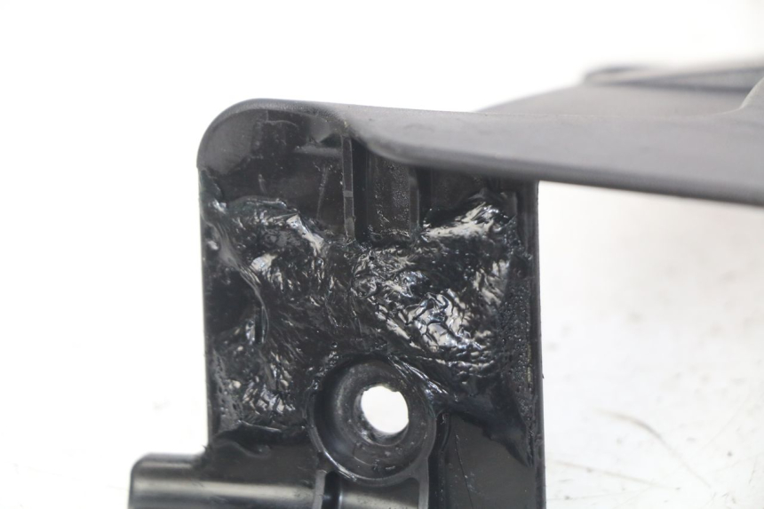 photo de TAMPA LATERAL DO CHASSI HONDA CB R 1000 (2018 - 2023) - Detalhe da peça