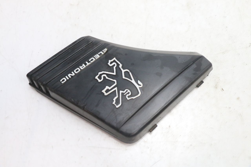 photo de TAMPA LATERAL DO QUADRO DIREITO PEUGEOT 103 SPX CLIP 50 (1989 - 1992) - Detalhe da peça