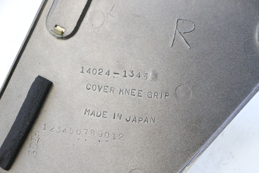 photo de TAMPA LATERAL DO QUADRO DIREITO KAWASAKI GPX F ZX750F 750 (1986 - 1990) - Detalhe da peça