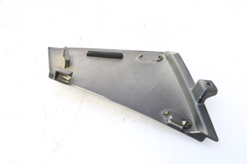 photo de TAMPA LATERAL DO QUADRO DIREITO KAWASAKI GPX F ZX750F 750 (1986 - 1990) - Zoom do estado de desgaste