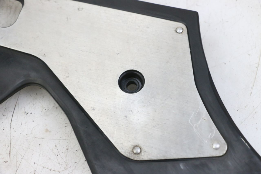 photo de TAMPA LATERAL DIREITA DO CHASSI HONDA CBR F 1000 (1993 - 1996) - Zoom do estado de desgaste