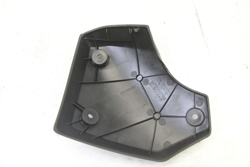 photo de TAMPA LATERAL DIREITA DO CHASSI PEUGEOT KISBEE 4T 50 (2018 - 2022) - Zoom do estado de desgaste
