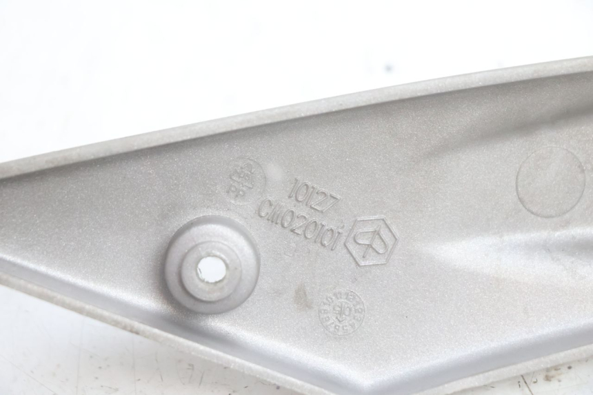 photo de TAMPA LATERAL DO QUADRO DIREITO PIAGGIO LIBERTY 125 (1998 - 2008) - Pontos de fixação