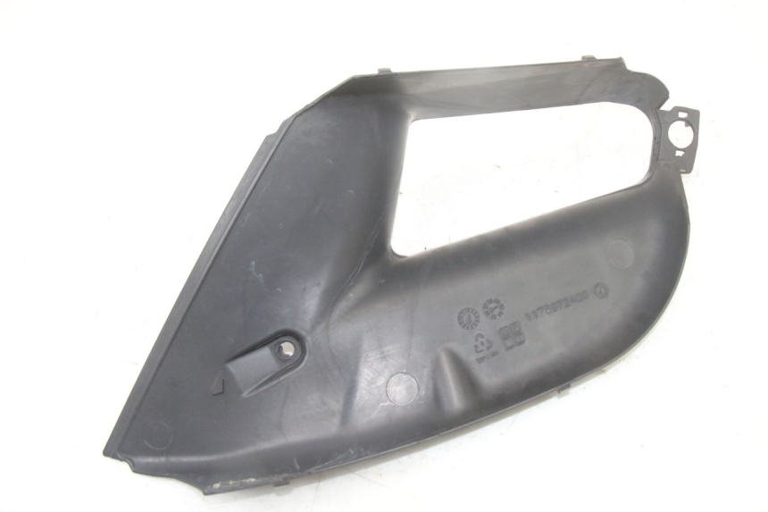 photo de TAMPA LATERAL DIREITA DO CHASSI PEUGEOT SATELIS COMPRESSOR K15 125 (2006 - 2009) - Zoom do estado de desgaste