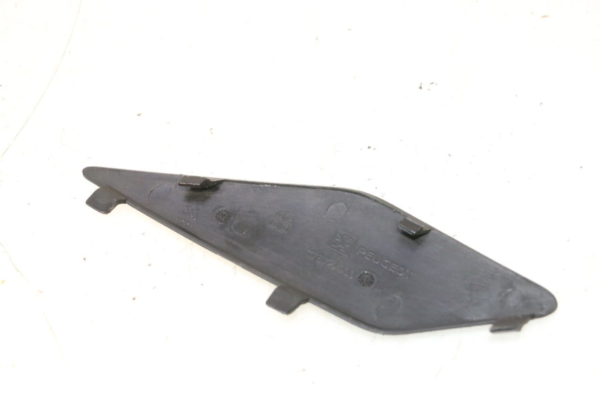 photo de TAMPA LATERAL DO QUADRO DIREITO PEUGEOT SATELIS 125 (2013 - 2018) - Detalhe da peça