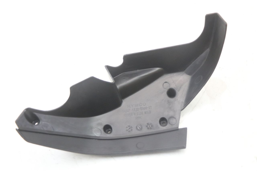 photo de TAMPA LATERAL DIREITA DO CHASSI KYMCO SUPER 8 125 (2008 - 2015) - Outro ângulo de visão