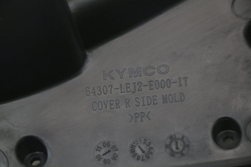 photo de TAMPA LATERAL DIREITA DO CHASSI KYMCO SUPER 8 125 (2008 - 2015) - Ampliação técnica