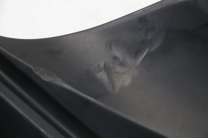 photo de TAMPA LATERAL DIREITA DO CHASSI SUZUKI GSR 750 (2011 - 2017) - Zoom do estado de desgaste