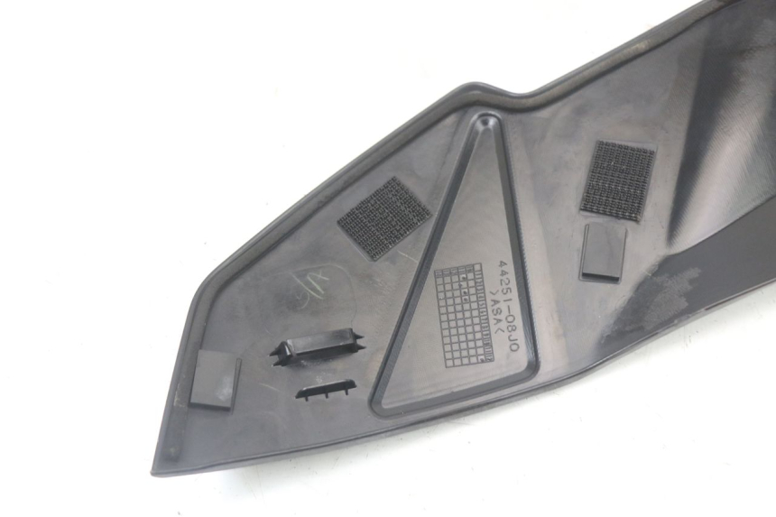 photo de TAMPA LATERAL DIREITA DO CHASSI SUZUKI GSR 750 (2011 - 2017) - Pontos de fixação