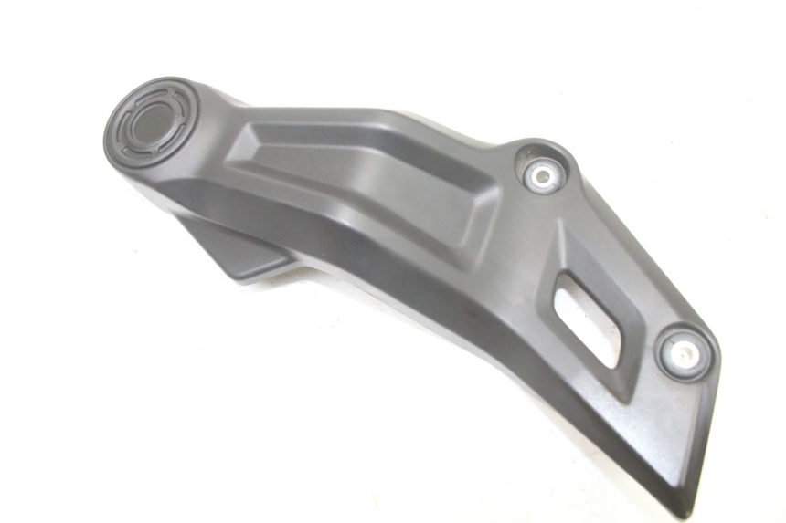 photo de TAMPA LATERAL DIREITA DO CHASSI YAMAHA TRACER 7 700 (2020 - 2024) - Detalhe da peça