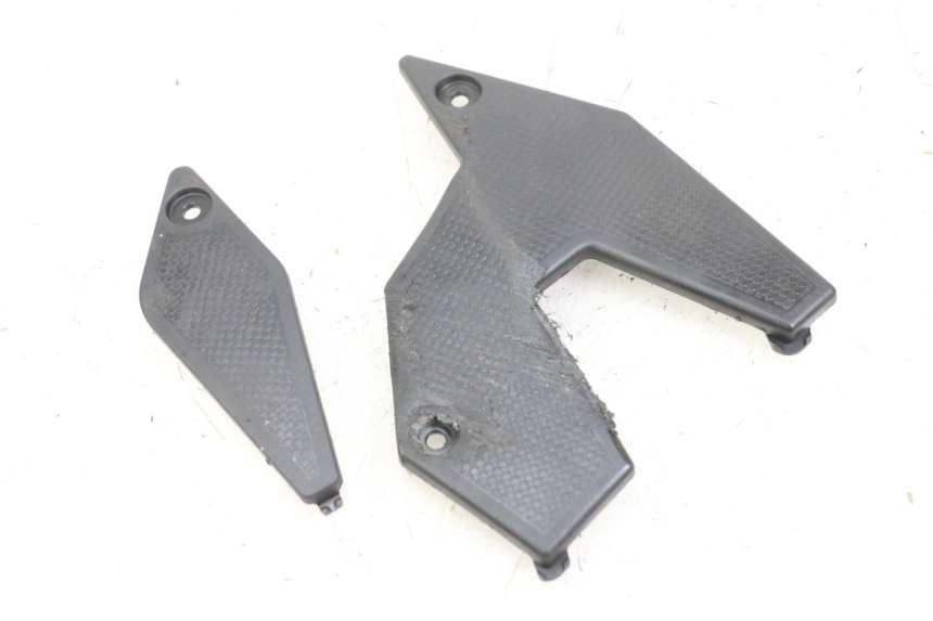 photo de TAMPA LATERAL DIREITA DO CHASSI KAWASAKI VERSYS ABS 650 (2015 - 2018) - Detalhe da peça