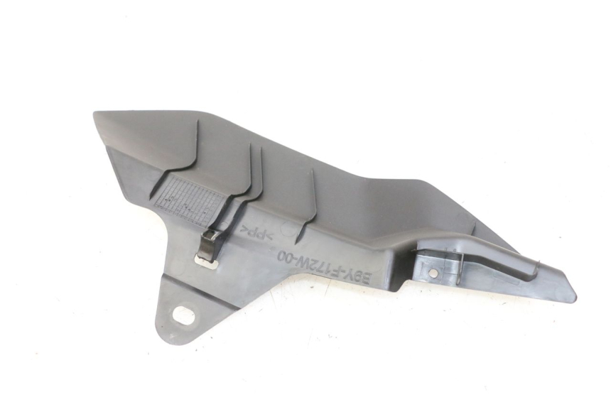 photo de TAMPA LATERAL DIREITA DO CHASSI YAMAHA XMAX X-MAX 125 (2021 - 2025) - Outro ângulo de visão