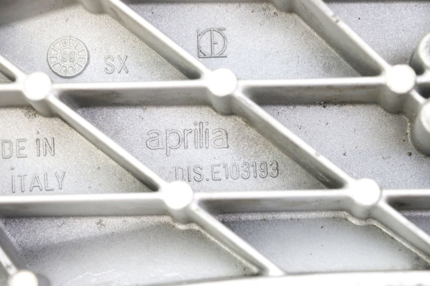 photo de TAMPA LATERAL ESQUERDA DO CHASSI APRILIA RS 50 (1999 - 2005) - Ampliação técnica