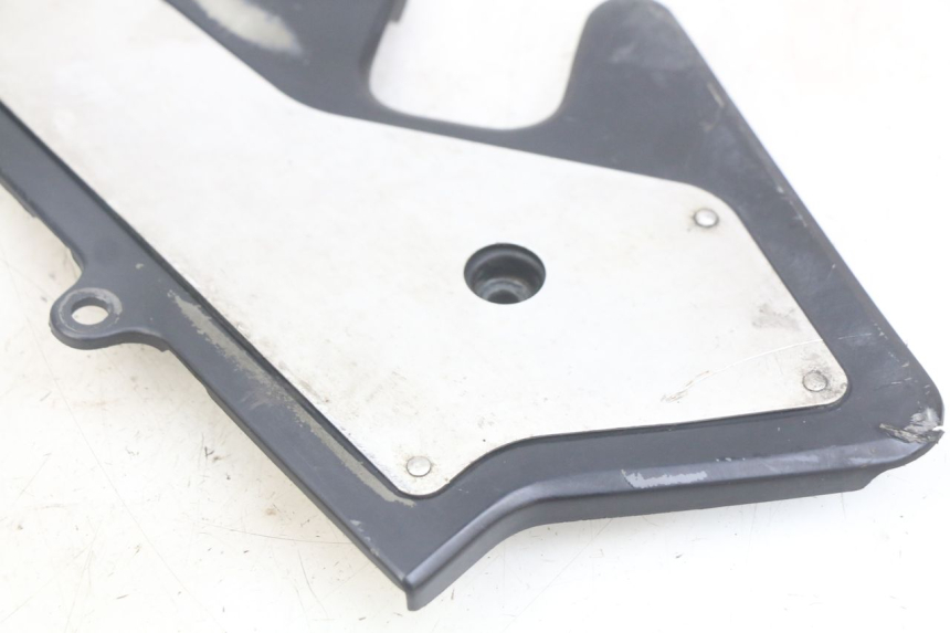 photo de TAMPA LATERAL ESQUERDA DO CHASSI HONDA CBR F SC25 1000 (1989 - 1992) - Zoom do estado de desgaste
