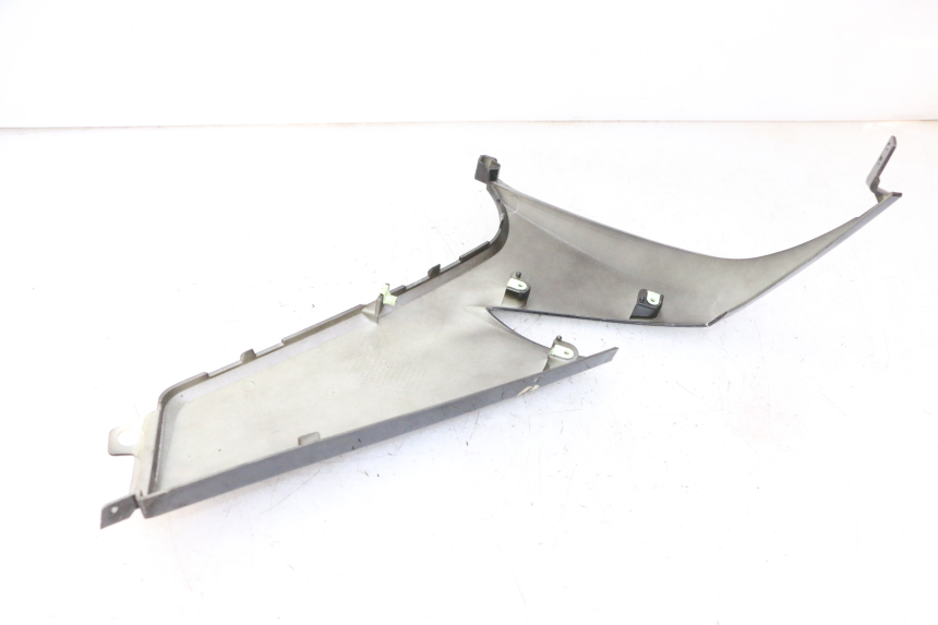 photo de TAMPA LATERAL ESQUERDA DO CHASSI PEUGEOT CITYSTAR 50 (2013 - 2017) - Detalhe da peça