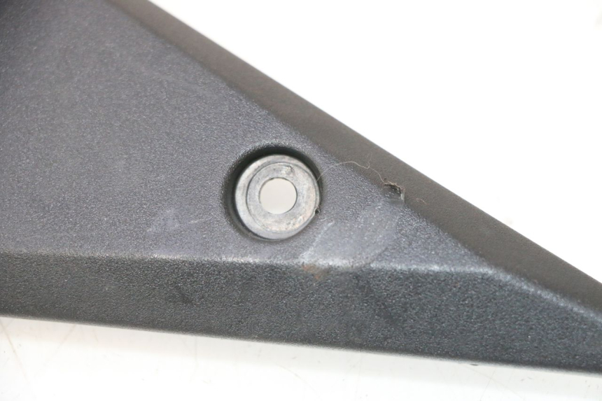 photo de TAMPA LATERAL DO QUADRO ESQUERDO SUZUKI GSF N BANDIT 1200 (2001 - 2005) - Zoom do estado de desgaste