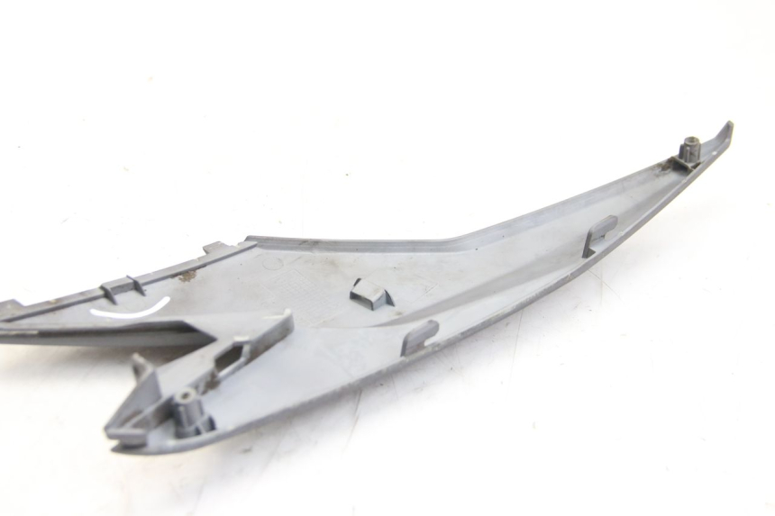 photo de TAMPA LATERAL ESQUERDA DO CHASSI SYM JET 14 4T 50 (2018 - 2022) - Detalhe da peça