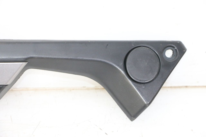 photo de TAMPA LATERAL ESQUERDA DO CHASSI KEEWAY K-LIGHT KLIGHT 125 (2018 - 2025) - Outro ângulo de visão