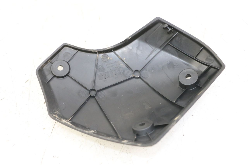 photo de TAMPA LATERAL ESQUERDA DO CHASSI PEUGEOT KISBEE 4T 50 (2018 - 2022) - Detalhe da peça