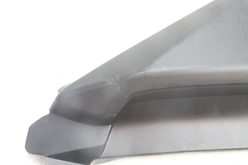 photo de TAMPA LATERAL DO QUADRO ESQUERDO YAMAHA N-MAX NMAX 125 (2021 - 2024) - Detalhe da peça