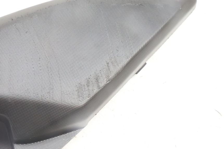 photo de TAMPA LATERAL DO QUADRO ESQUERDO YAMAHA N-MAX NMAX 125 (2021 - 2024) - Zoom do estado de desgaste