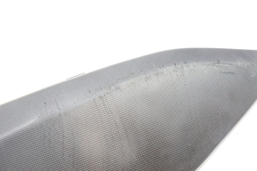 photo de TAMPA LATERAL DO QUADRO ESQUERDO YAMAHA N-MAX NMAX 125 (2021 - 2024) - Outro ângulo de visão
