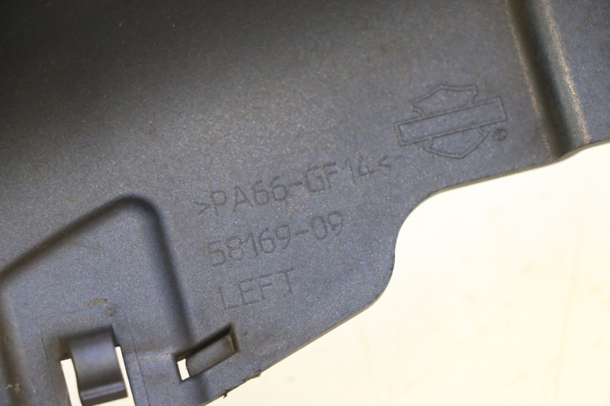 photo de TAMPA LATERAL DO QUADRO ESQUERDO HARLEY DAVIDSON ROAD GLIDE FLTRXSE 1920 (2018 - 2022) - Detalhe da peça