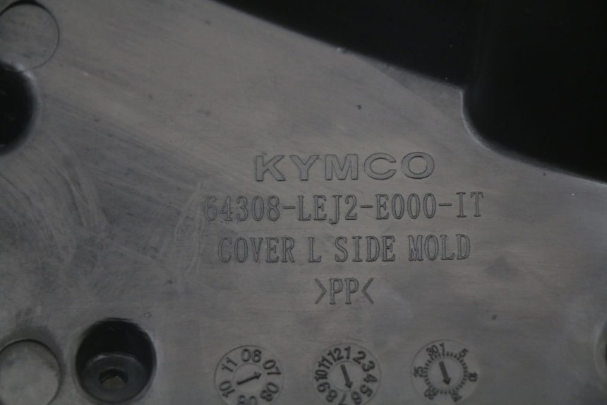 photo de TAMPA LATERAL ESQUERDA DO CHASSI KYMCO SUPER 8 125 (2008 - 2015) - Ampliação técnica