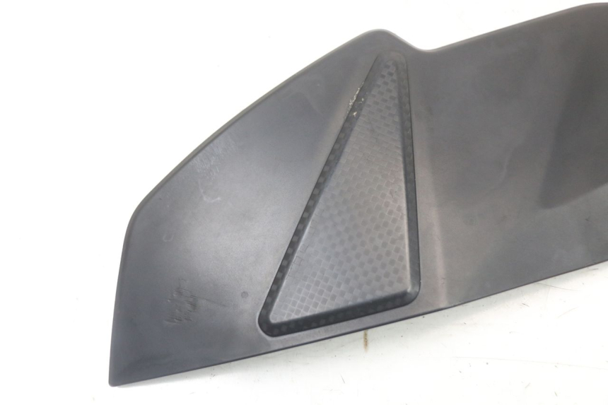 photo de TAMPA LATERAL ESQUERDA DO CHASSI SUZUKI GSR 750 (2011 - 2017) - Detalhe da peça