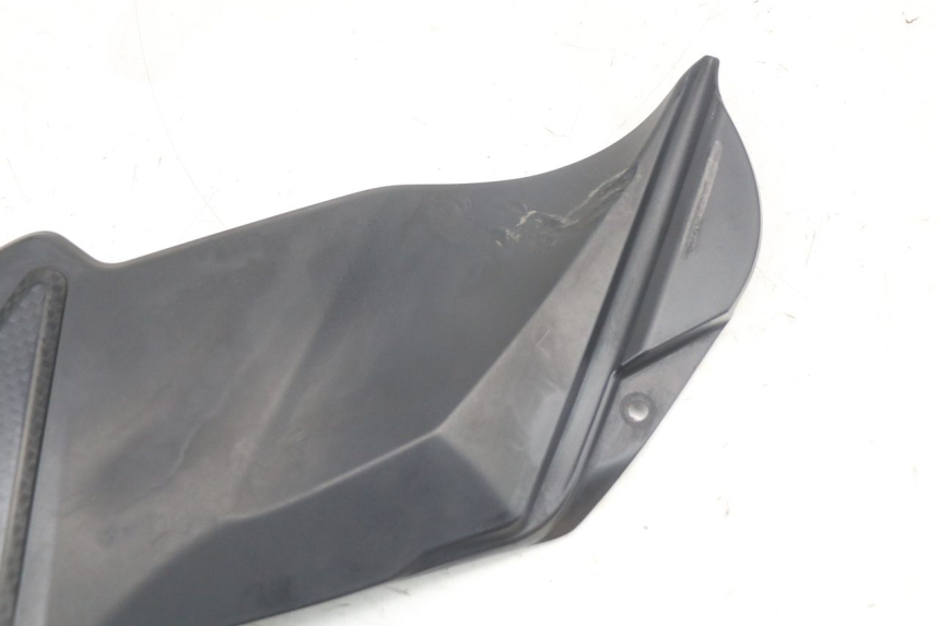photo de TAMPA LATERAL ESQUERDA DO CHASSI SUZUKI GSR 750 (2011 - 2017) - Zoom do estado de desgaste
