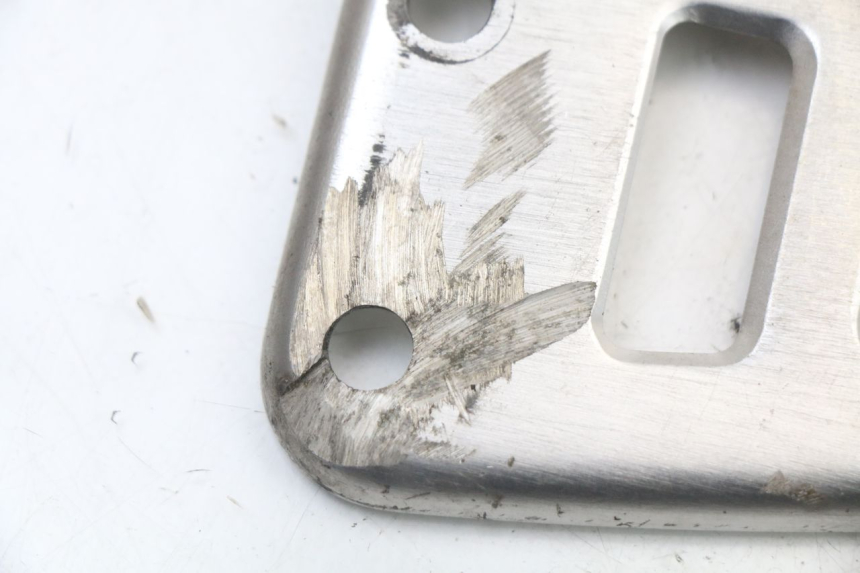 photo de TAMPA LATERAL ESQUERDA DO CHASSI SUZUKI SV S 650 (1999 - 2002) - Detalhe da peça