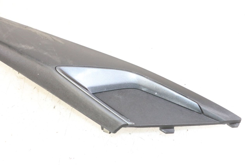 photo de TAMPA LATERAL ESQUERDA DO CHASSI APRILIA SXR 50 (2021 - 2023) - Ampliação técnica