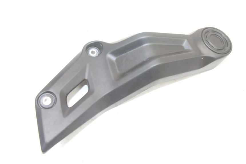 photo de TAMPA LATERAL ESQUERDA DO CHASSI YAMAHA TRACER 7 700 (2020 - 2024) - Detalhe da peça