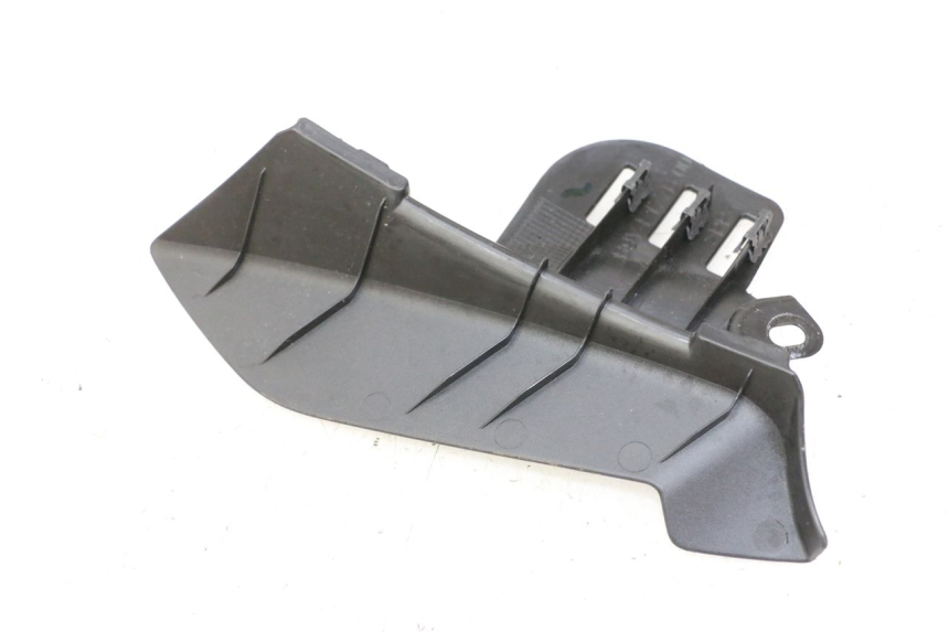 photo de TAMPA LATERAL ESQUERDA DO CHASSI YAMAHA XMAX X-MAX 125 (2021 - 2025) - Zoom do estado de desgaste