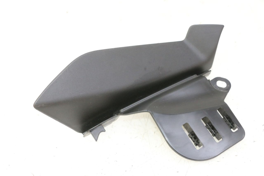 photo de TAMPA LATERAL ESQUERDA DO CHASSI YAMAHA XMAX X-MAX 125 (2021 - 2025) - Outro ângulo de visão